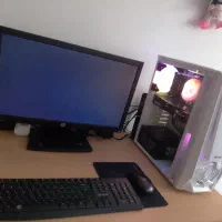 کیس گیمینگ با مانیتور و موس کیبورد