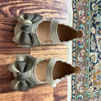تعدادی کفش و لباس بچه خارجی