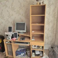 میز کامپیوتر و کتابخانه
