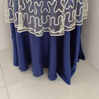 میز گرد چوبی با رومیزی