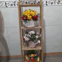 میز چوبی با گلدان ها