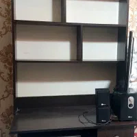 کتابخونه و میز کامپیوتر