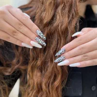 خدمات و آموزش کاشت ناخن