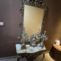 آینه و کنسول و شمعدان و ساعت