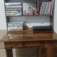 میز مطالعه همراه با کتابخانه