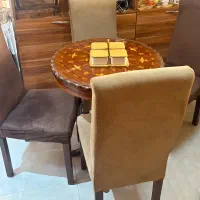 میز ناهار خوری ۴نفره به همراه کنسول و مجسمه