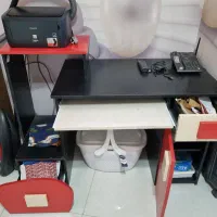 میز کار و کامپیوتر و کتاب و