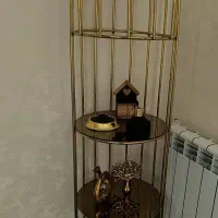 استند فلز طلایی کنار سالن
