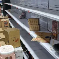 قفسه فلزی دیواری