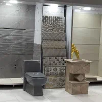 کارگر در فروشگاه کاشی وسرامیک
