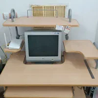 میز تحریر و کامپیوتر