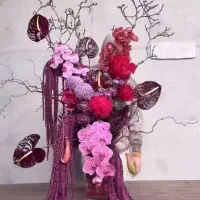 گل ارا .تزیین کار گلفروشی هستم