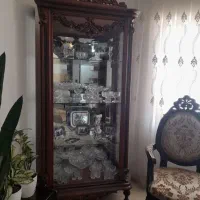 ویترین تمیز با شیشه های سالم با چوب نراد