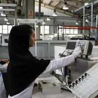 دوتا کارگرد برای کار در تولیدی لبنیات