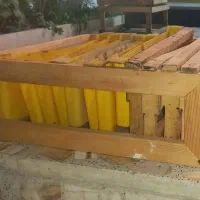دو عدد طبق مربعی کندو، نگهدارنده رمکه و شربت خوری