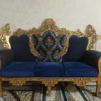 مبلمان سلطنتی هفت نفره همراه سه میز عسلی