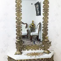 آینه و شمعدان به همراه میز برنز