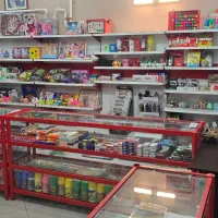 تعدادی قفسه و ویترین