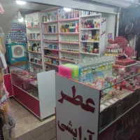 ویترین مغازه آرایشی عطر فروشی با سایه بان