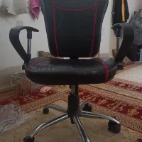 صندلی کامپیوتر  و پشت میزی