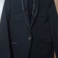 یه عدد کت و شلوار و یه کت تک