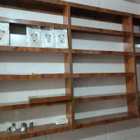کتابخانه و طبقه قفسه ای