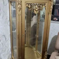 ویترین چوبی. رنگ طلایی شیک