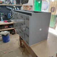 شاگرد نجار و کابینت و رنگ