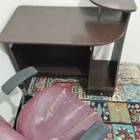 میز تحریر و کامپیوتر