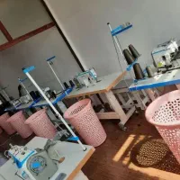 به تعدادی خیاط خانم راسته دوز داخل کارگاه