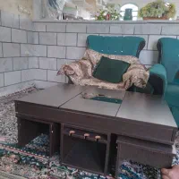 میز چوبی جلوی مبل