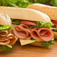 کمک آشپز و سوخاری زن و صندوق دار خانم