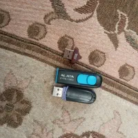 دو عدد فلش ۳۲گیگ یک عدد ۸گیگ