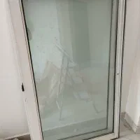 پنجره آلمینیومی سفیدبا شیشه دوجداره و توری