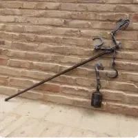 ترازوی (قپان)  از جنس فولاد و قلم کاری شده