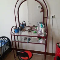 میز آرایش فلزی باصندلی فلزی.