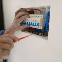 برقکار حرفه ایی/تعمیرات تخصصی آیفون/برق کارساختمان