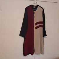 مانتو زمینه مشکی با طراحی کرم و زرشکی