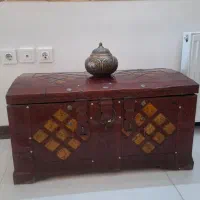 صندوق روسی با قدمت قاجاری و زندیه با کلید زنگ دار