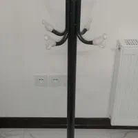 جا لباسی ایستاده