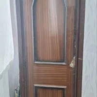 یک لنگ کمد و یک کمدویترین دار