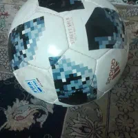 توپ فوتبال زمین چمن
