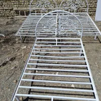 تخت اهنی تاج دار
