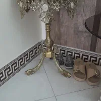 یک عدد ساعت دیواری برنجی ویک عدد پایه کنار سالنی