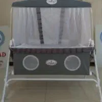 تخت کنار مادر