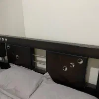 تخت دو نفره با کنار تخت و دراور
