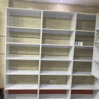 قفسه و پیشخوان سفید چوبی