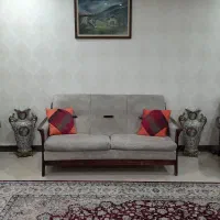 مبل راحتی ۵ نفره و دو تا میز عسلی