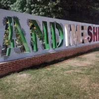 نصاب شیشه،کارتن پلاست، در پنجره وکل ساختمان .