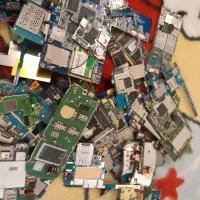 مقداری بردگوشی قدیمی لمسی وکیس کامپیوترجهت بازیافت